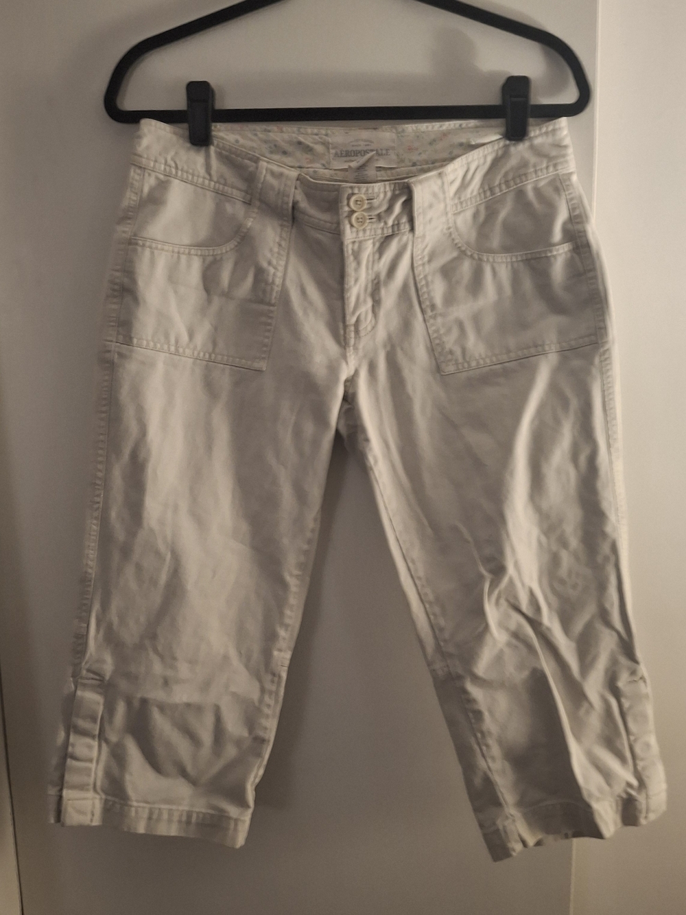 Aeropostale Women's Light Cream Cropped Cargo Pants